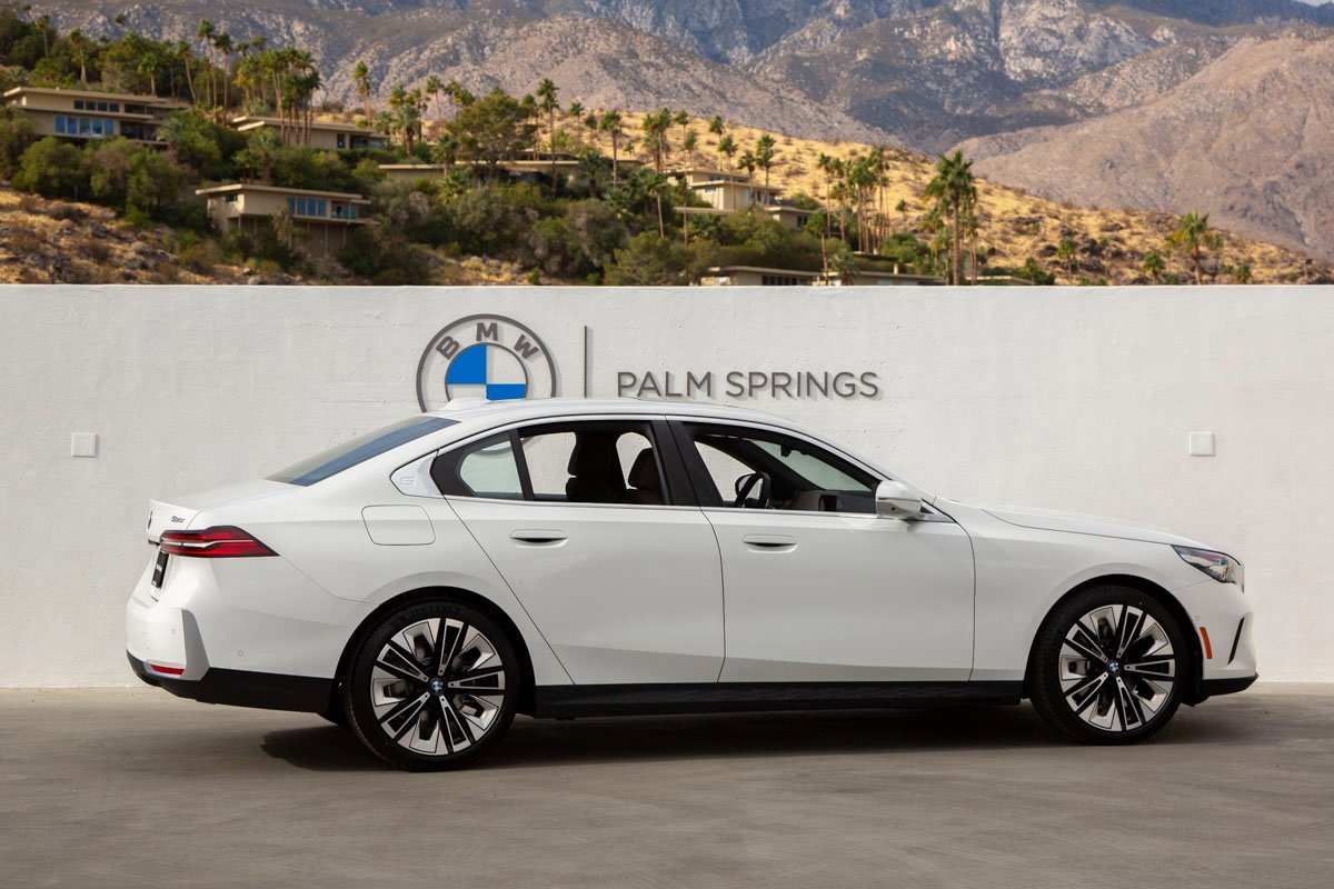 Used 2025 BMW 530i xDrive 530i xDrive w/ Premium Package image 5