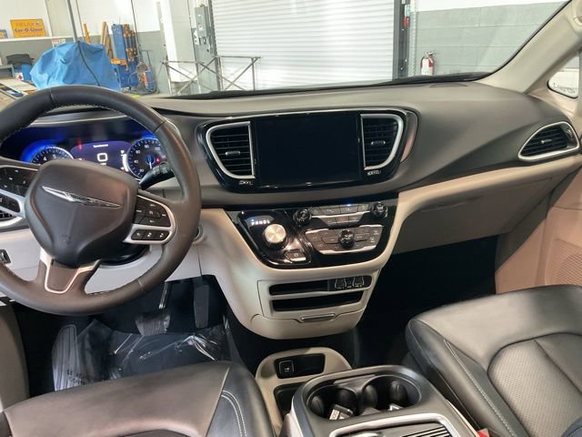 Used 2024 Chrysler Pacifica Touring-L image 12