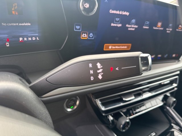 Used 2025 Chevrolet Traverse LT image 17