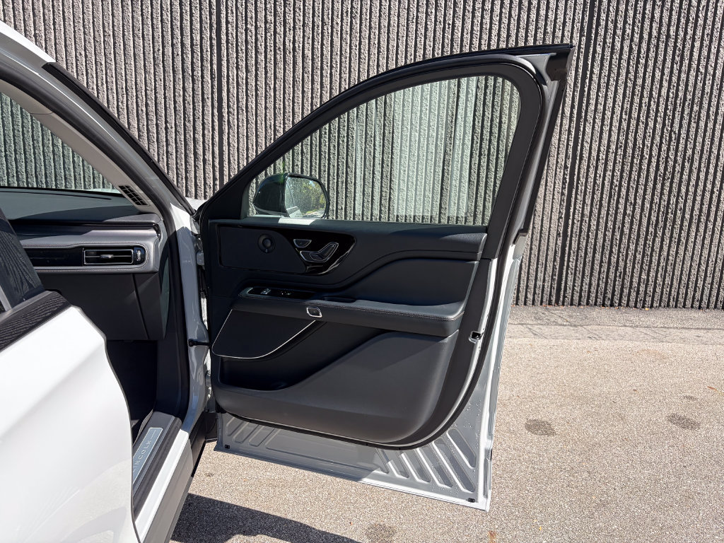 New 2027 Lincoln Aviator AWD image 35