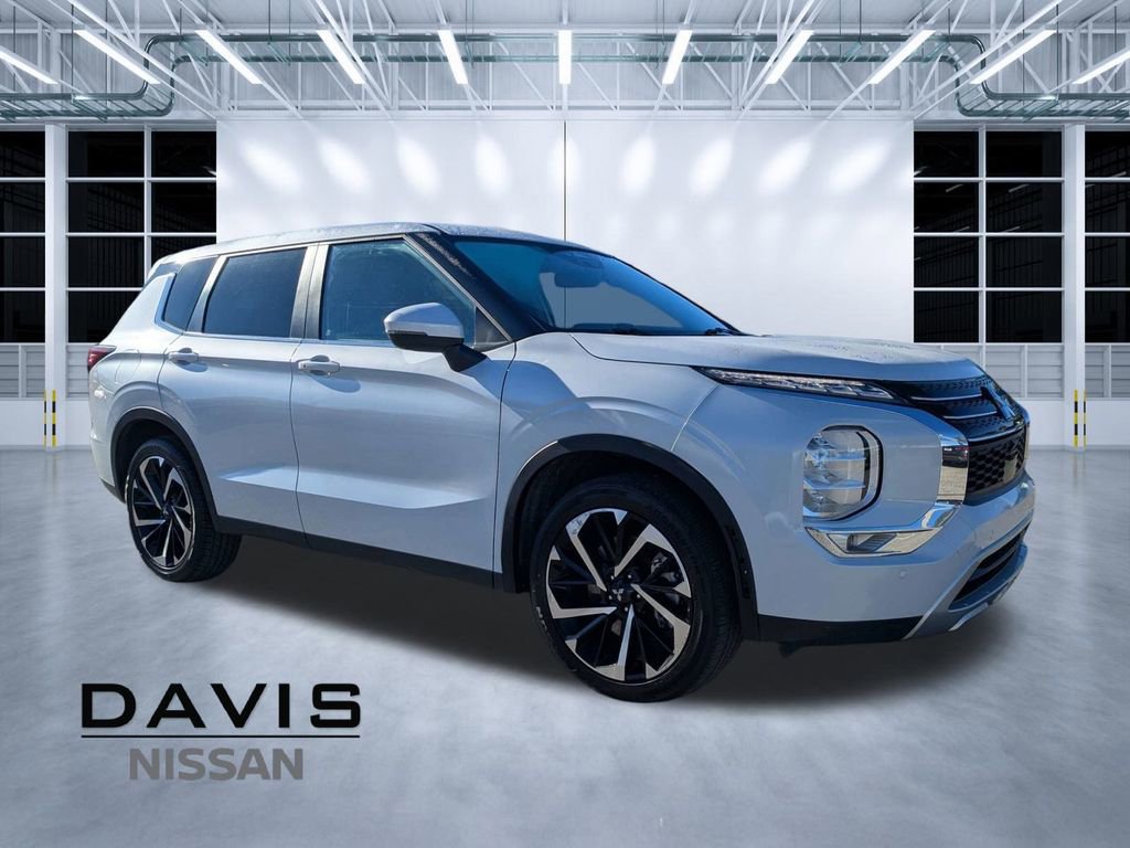 Used 2024 Mitsubishi Outlander SE image 1