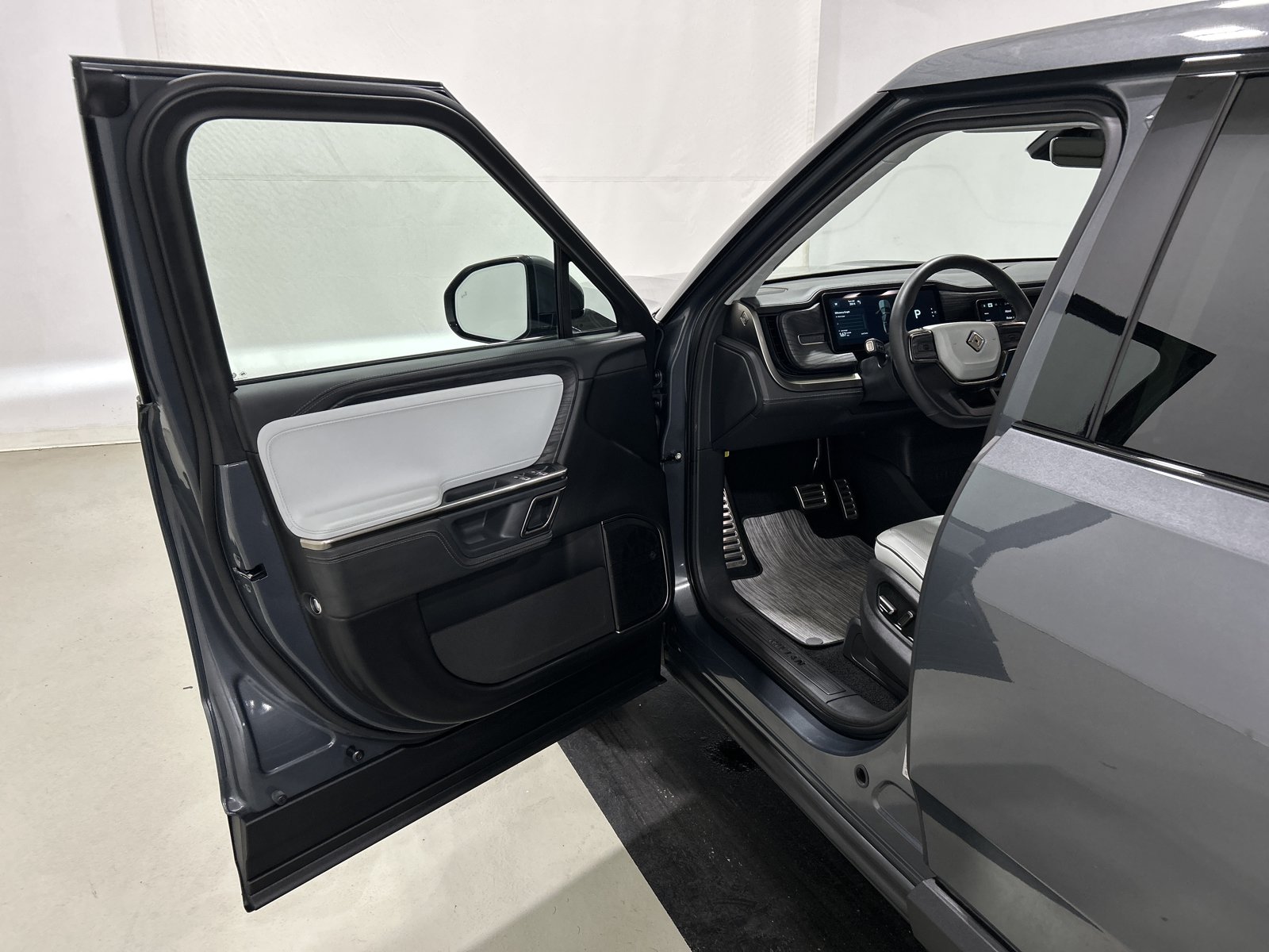Used 2023 Rivian R1T Adventure AWD/4WD image 16