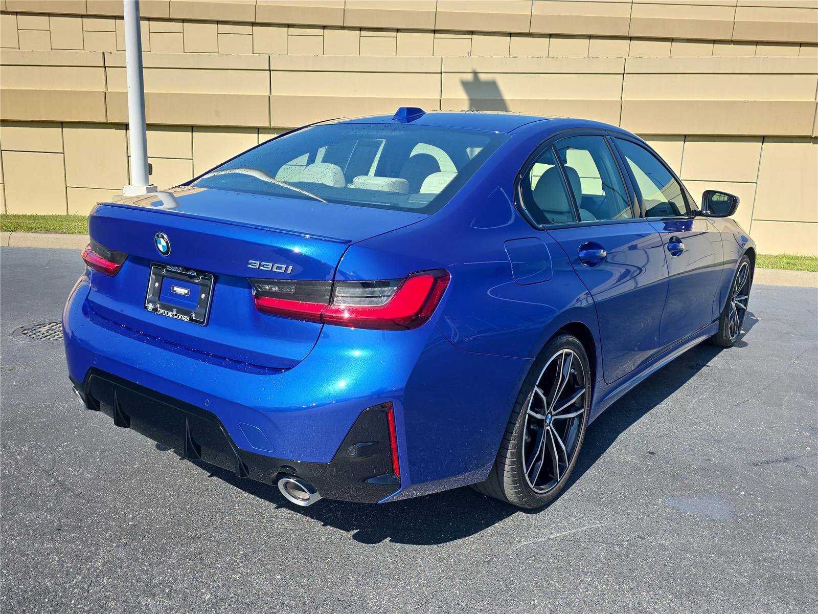 Used 2023 BMW 330i Sedan w/ M Sport Package RWD image 3