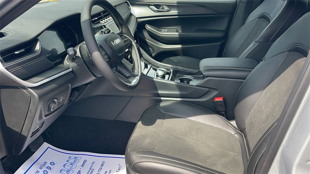 New 2025 Jeep Grand Cherokee L Laredo image 28