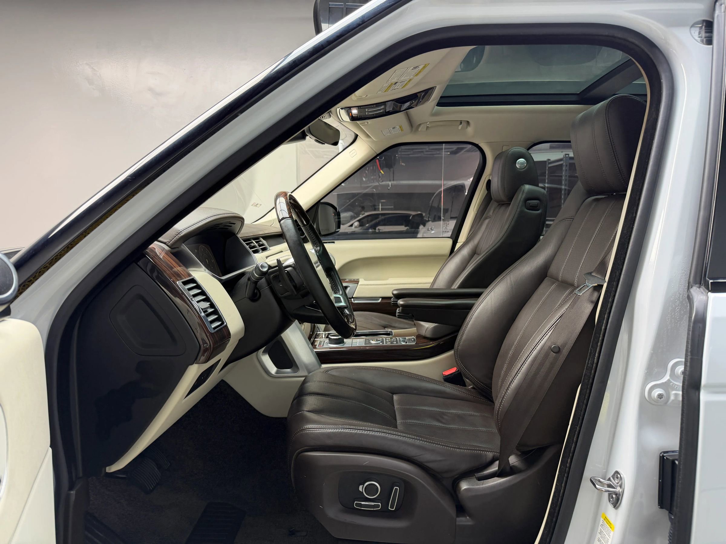 Used 2017 Land Rover Range Rover HSE image 12