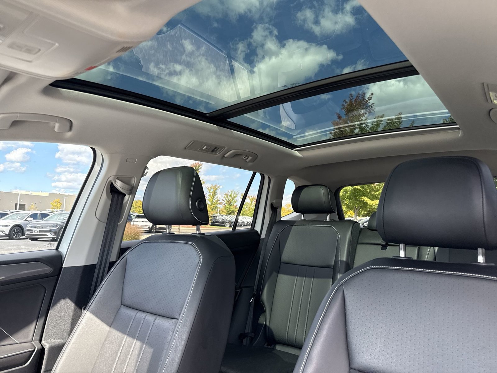 Used 2023 Volkswagen Tiguan SE w/ Panoramic Sunroof Package AWD/4WD image 23