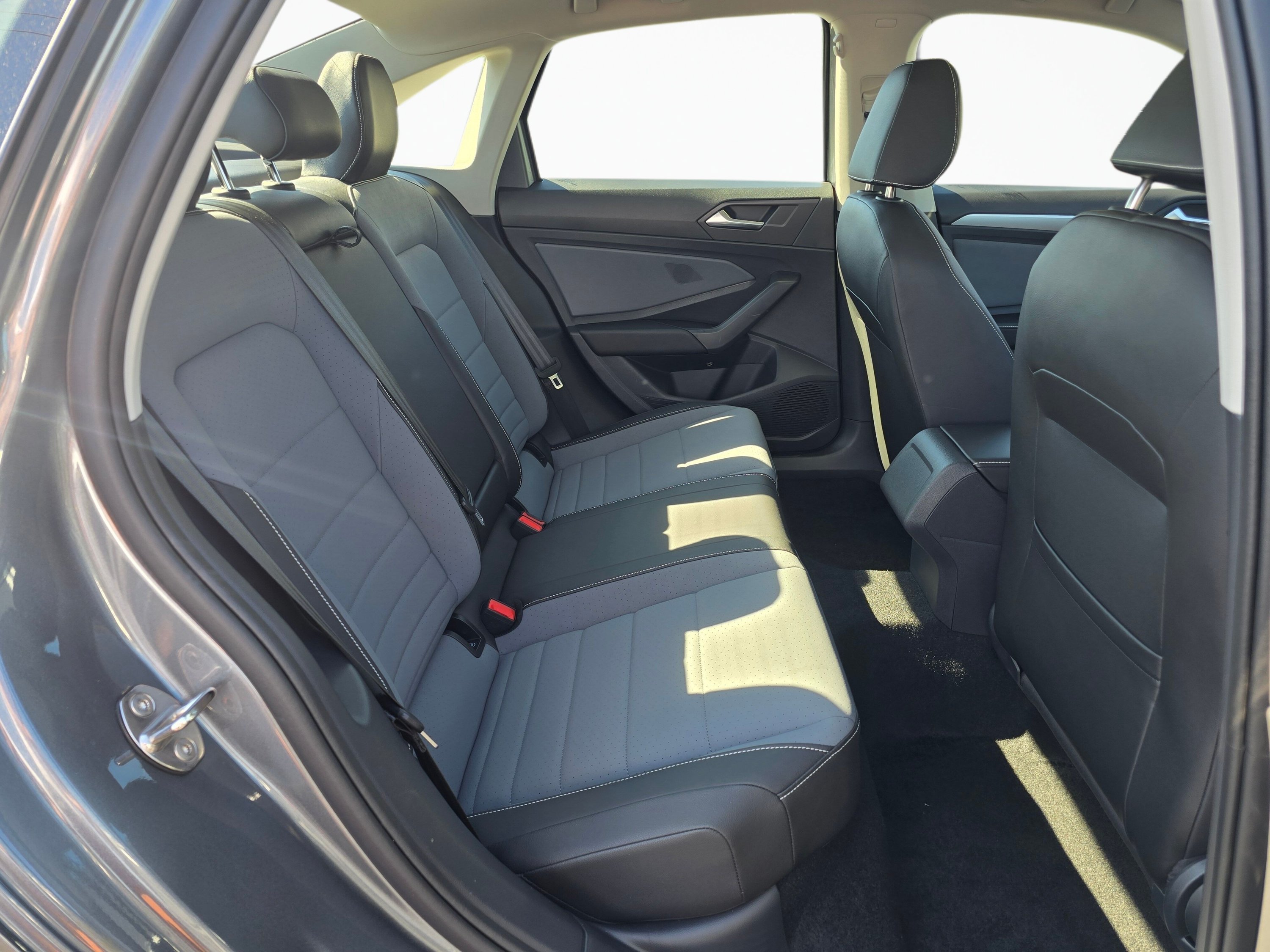 Used 2025 Volkswagen Jetta SE w/ Sunroof Package FWD image 23