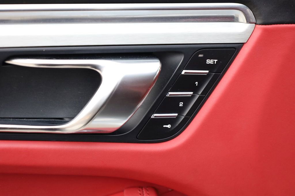 Used 2015 Porsche Macan Turbo image 32