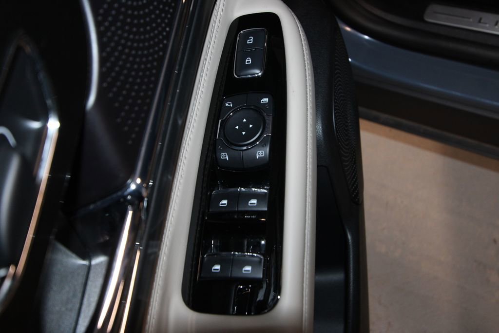 Used 2025 Lincoln Corsair Grand Touring w/ Towing Package image 6