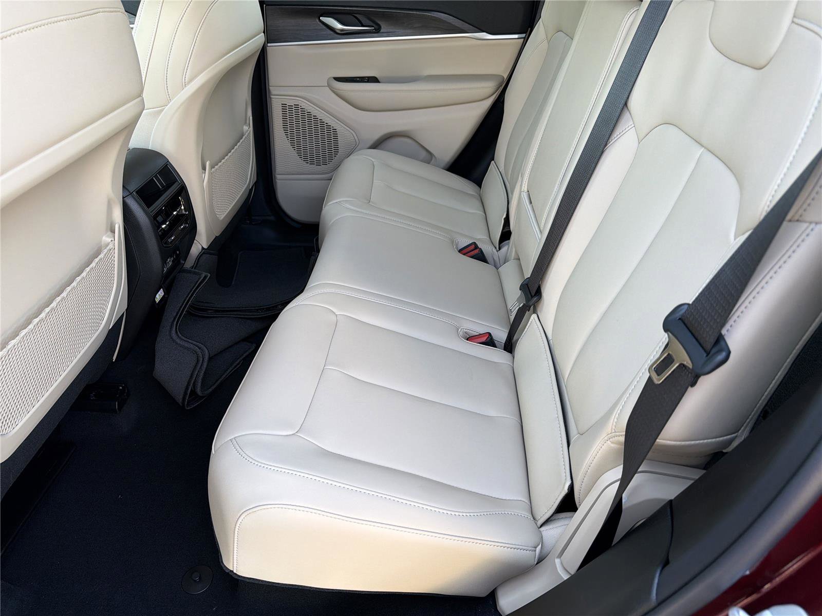 New 2025 Jeep Grand Cherokee Limited w/ Black Appearance Package image 18