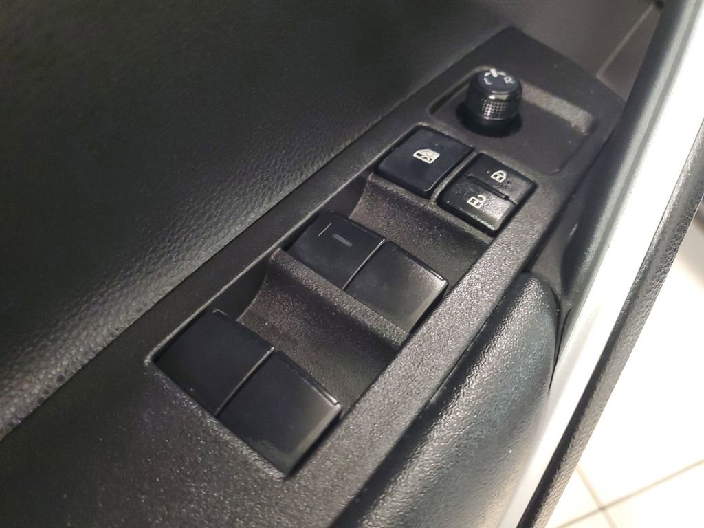 Used 2025 Toyota Corolla Cross L image 18