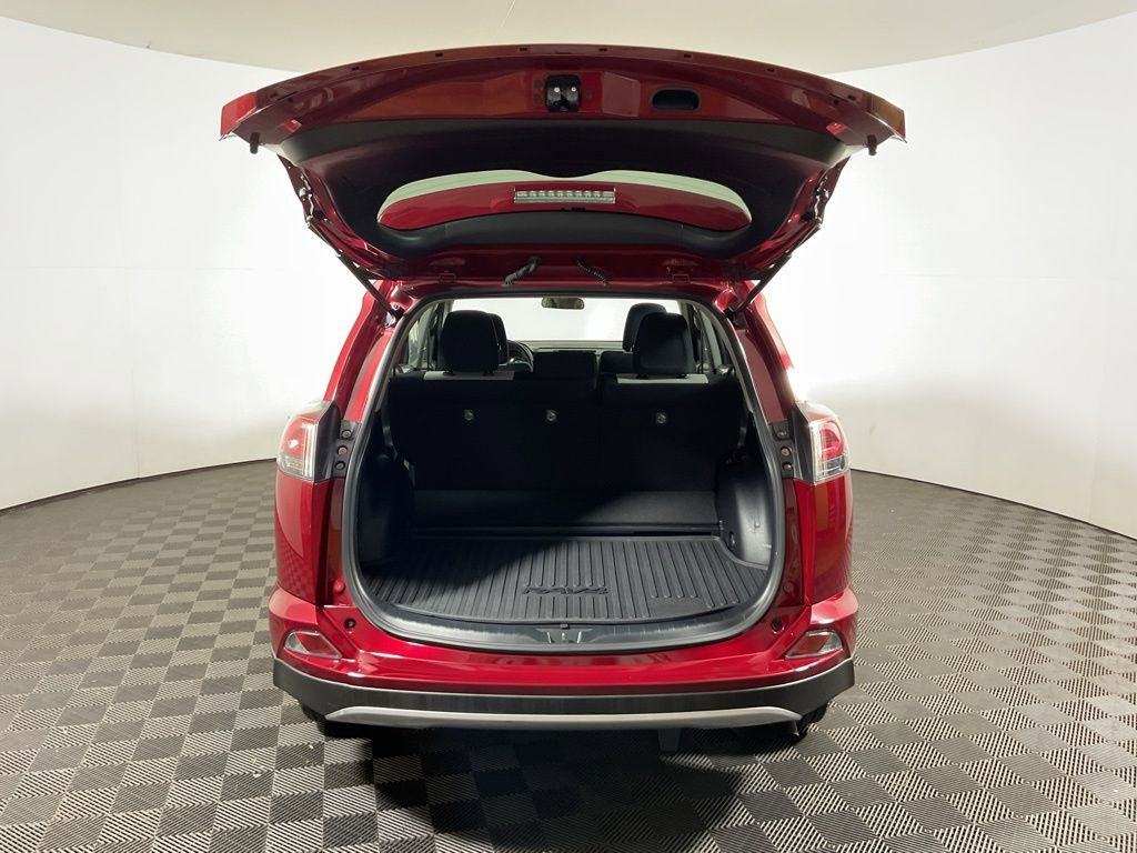 Used 2018 Toyota RAV4 LE AWD/4WD image 15