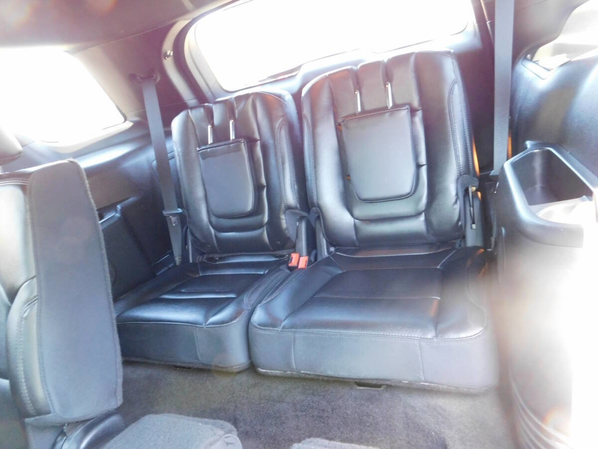Used 2017 Ford Explorer XLT w/ Equipment Group 202A image 7