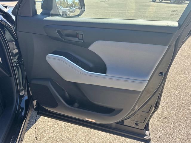 Used 2024 Toyota Highlander LE image 24