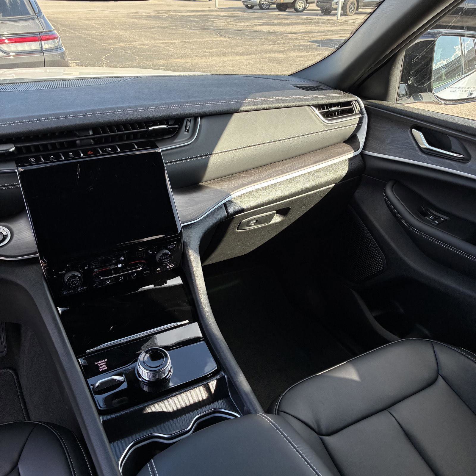 New 2025 Jeep Grand Cherokee L Limited w/ Black Appearance Package image 11