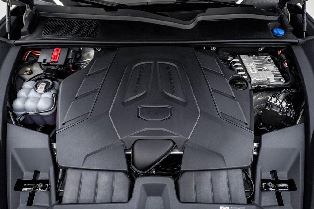 Certified 2025 Porsche Cayenne AWD/4WD image 29