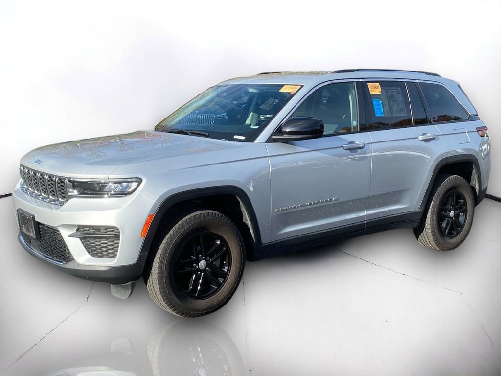 Used 2024 Jeep Grand Cherokee Laredo image 2