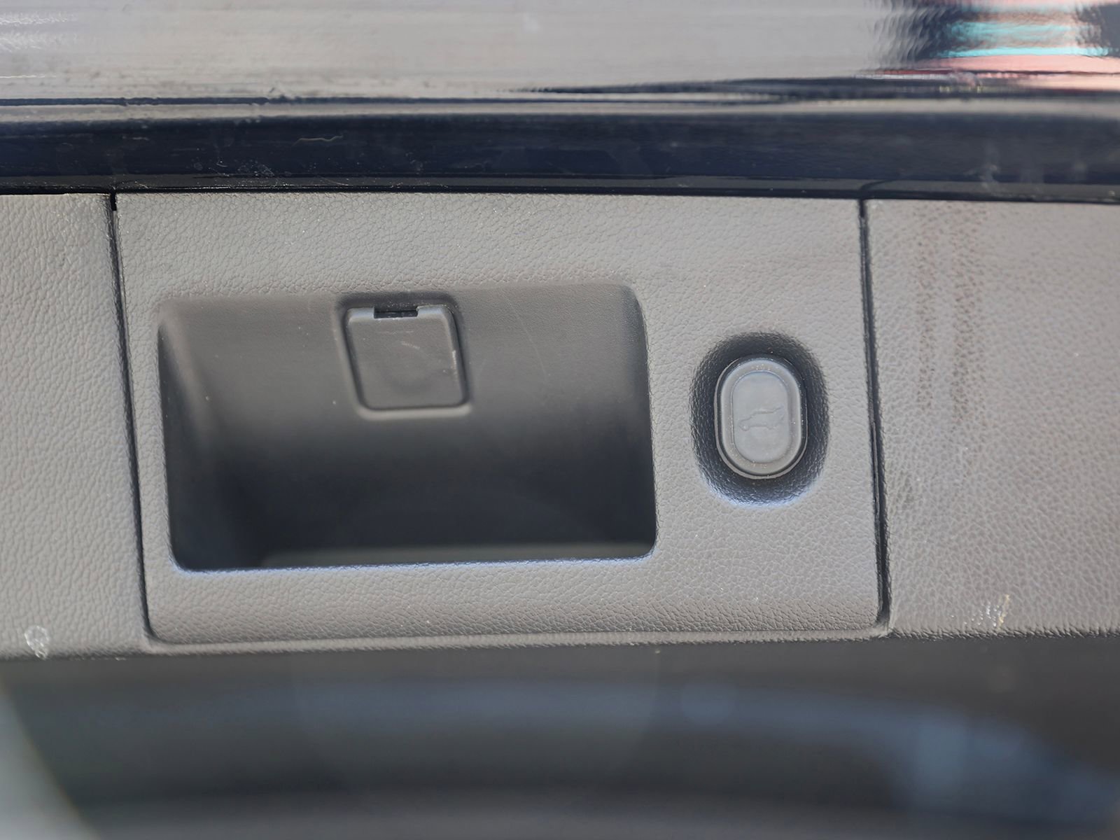 Used 2017 Cadillac Escalade Premium Luxury AWD/4WD image 16