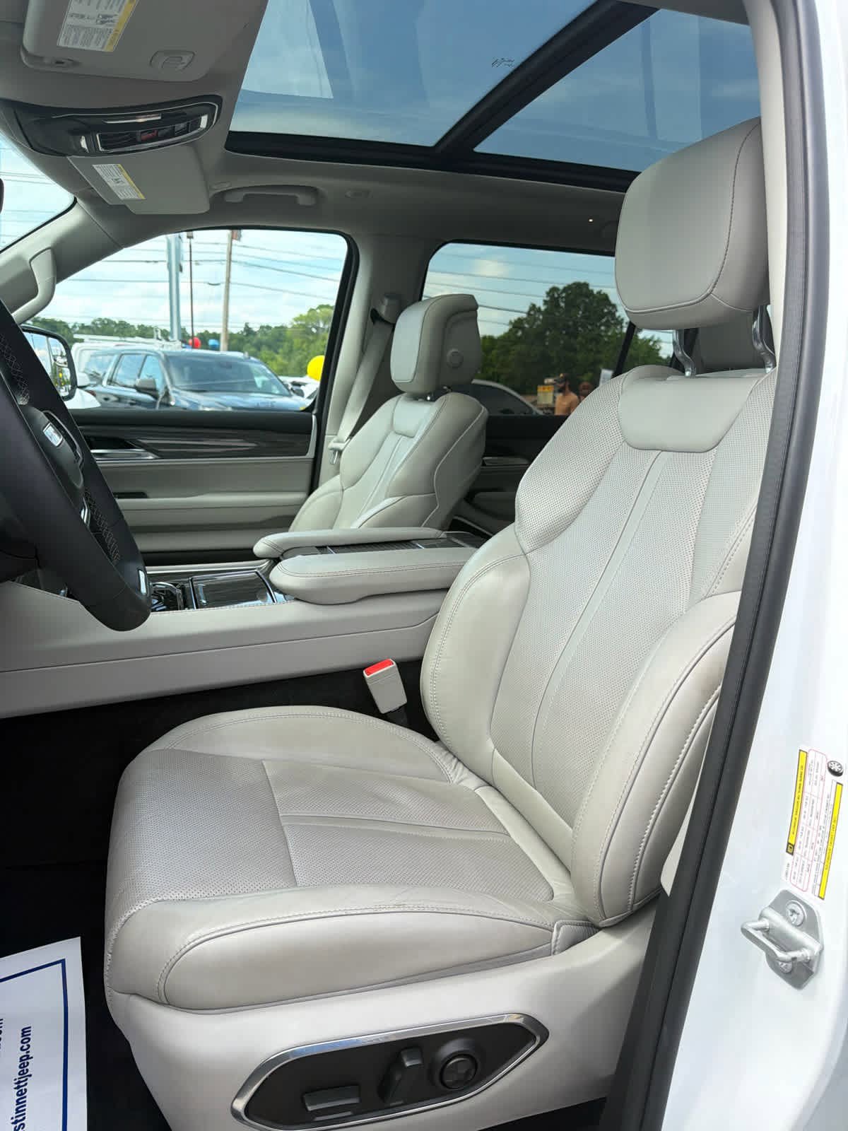 Used 2022 Jeep Wagoneer Series III w/ Premium Group I AWD/4WD image 14