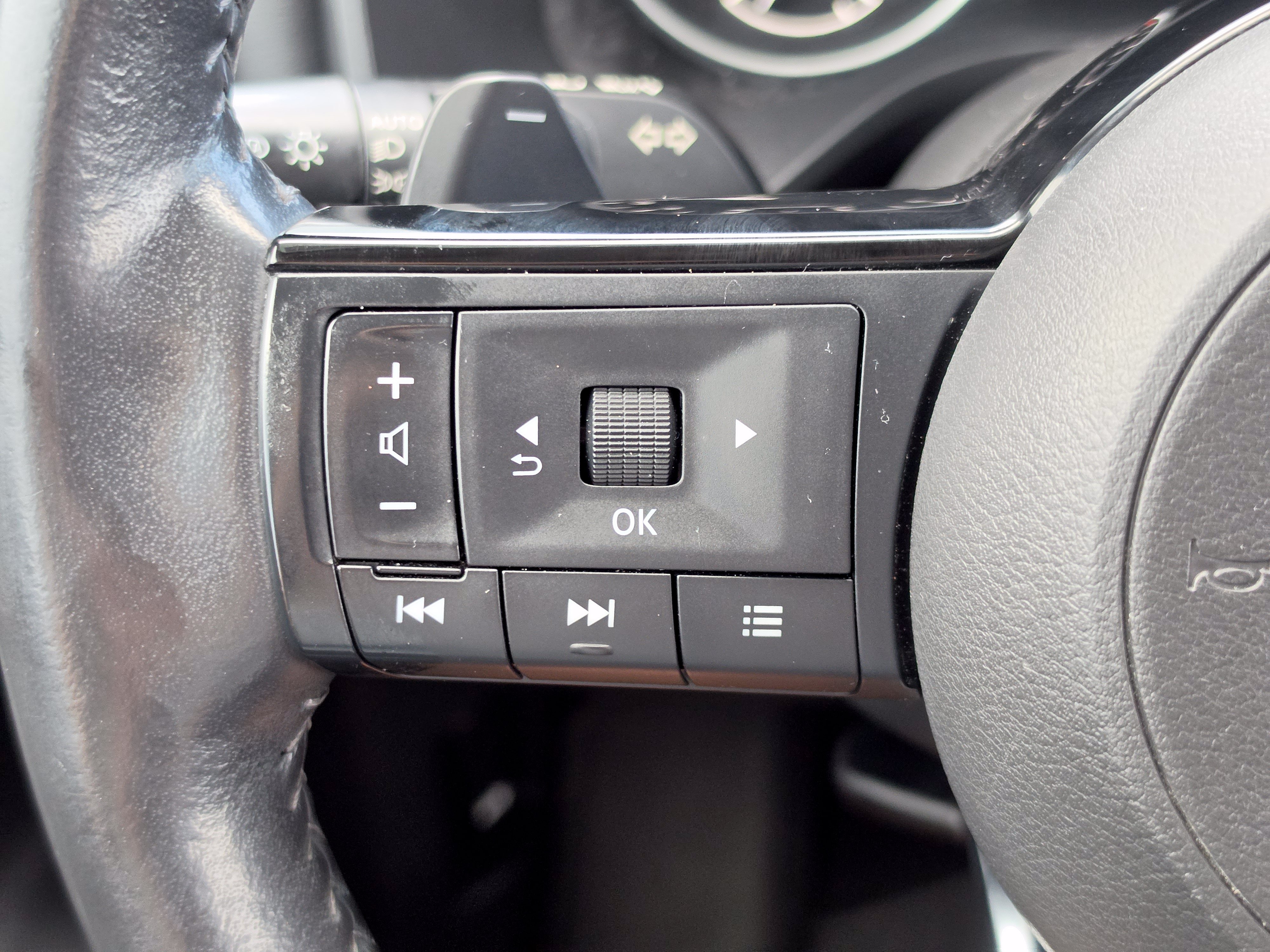 Used 2021 Nissan Rogue SL FWD image 16