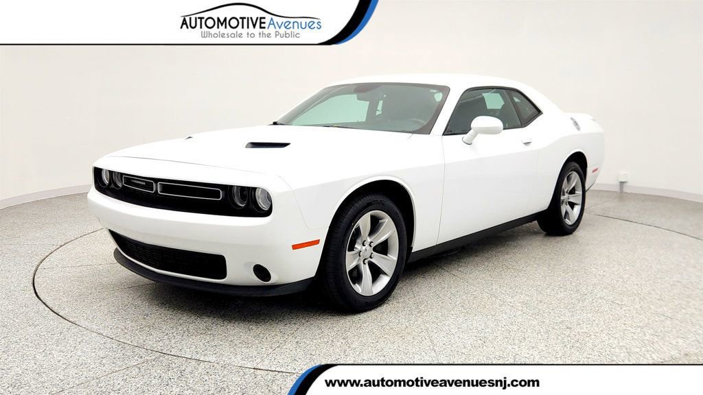 Used 2018 Dodge Challenger SXT image 1