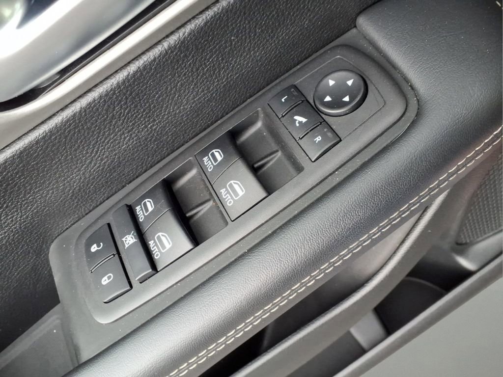 Used 2024 Chrysler Pacifica Premium FWD image 17