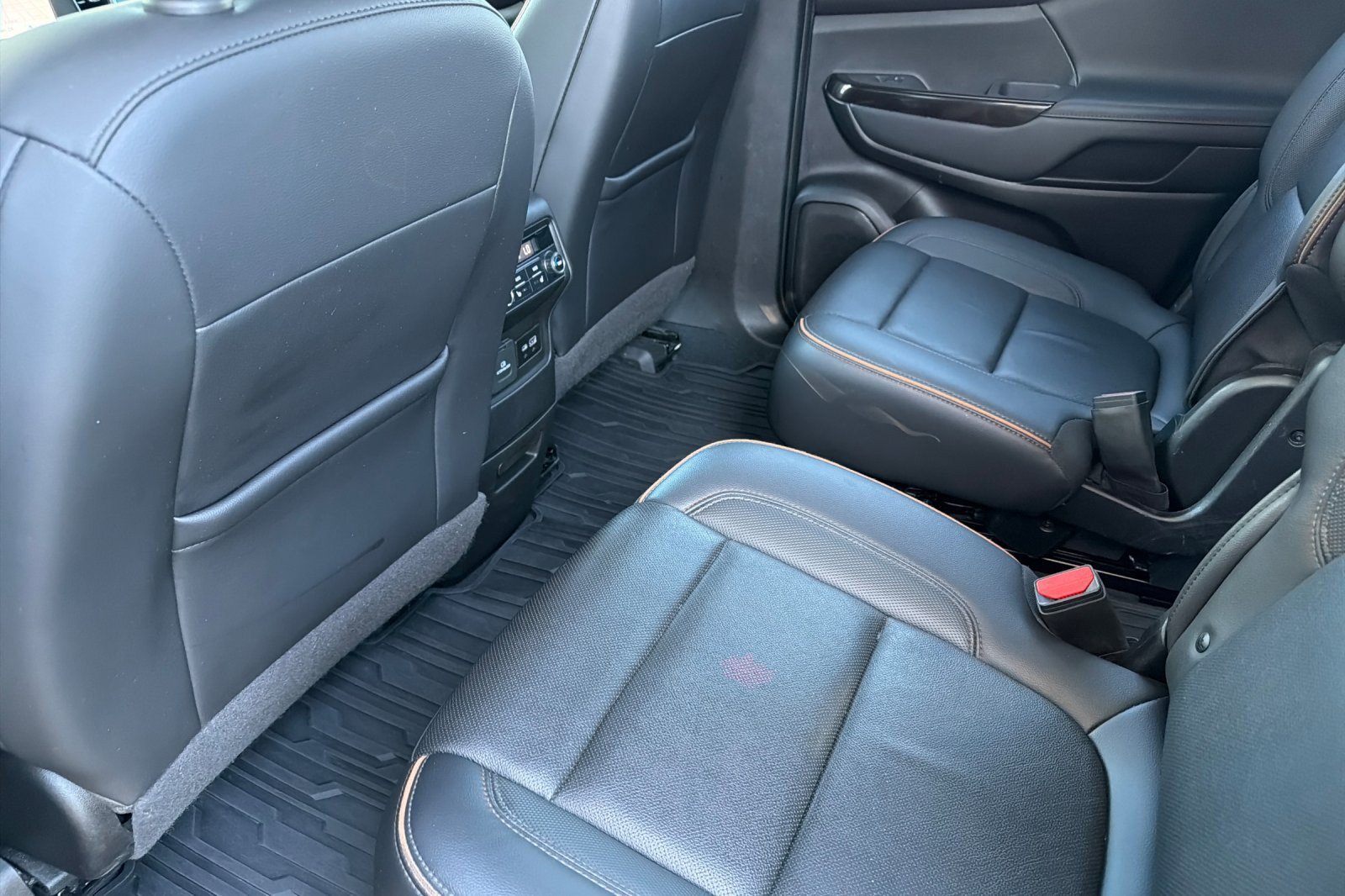 Used 2022 GMC Acadia AT4 w/ Technology Package AWD/4WD image 9