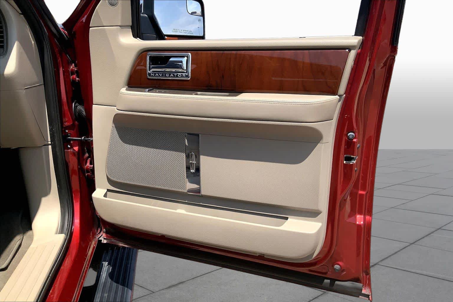 Used 2013 Lincoln Navigator 2WD w/ HD Trailer Tow Pkg image 22