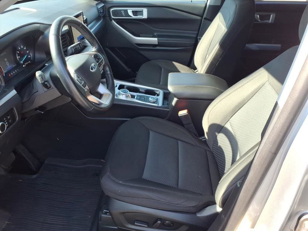 Used 2023 Ford Explorer XLT AWD/4WD image 11