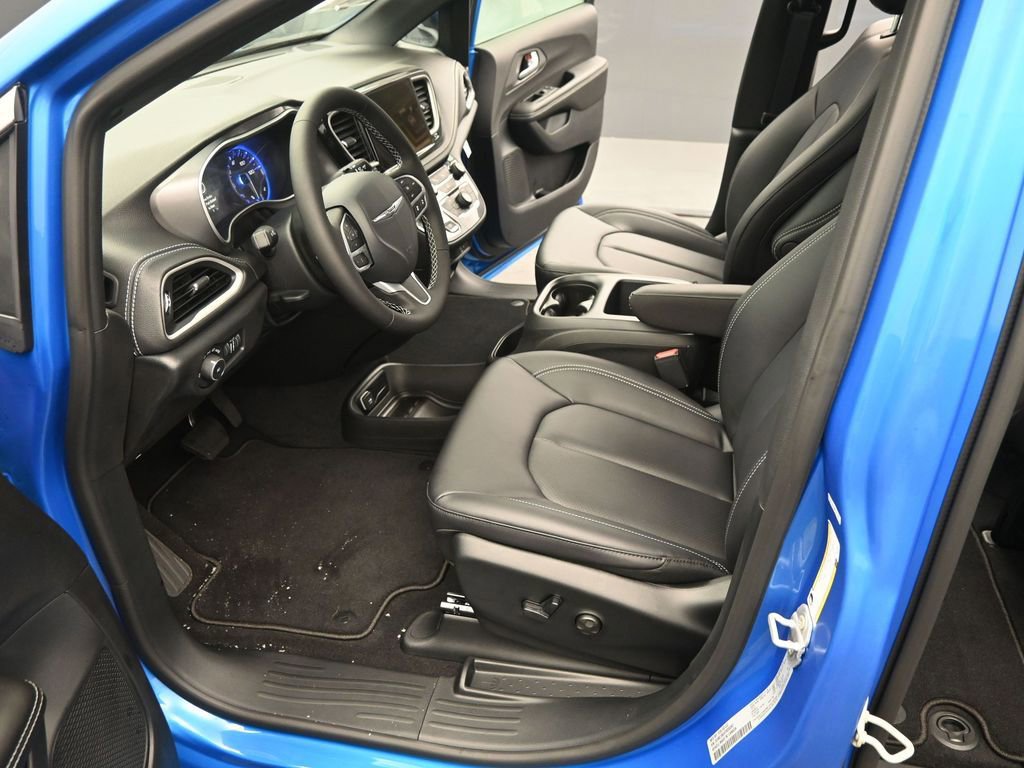 New 2026 Chrysler Pacifica Select image 9