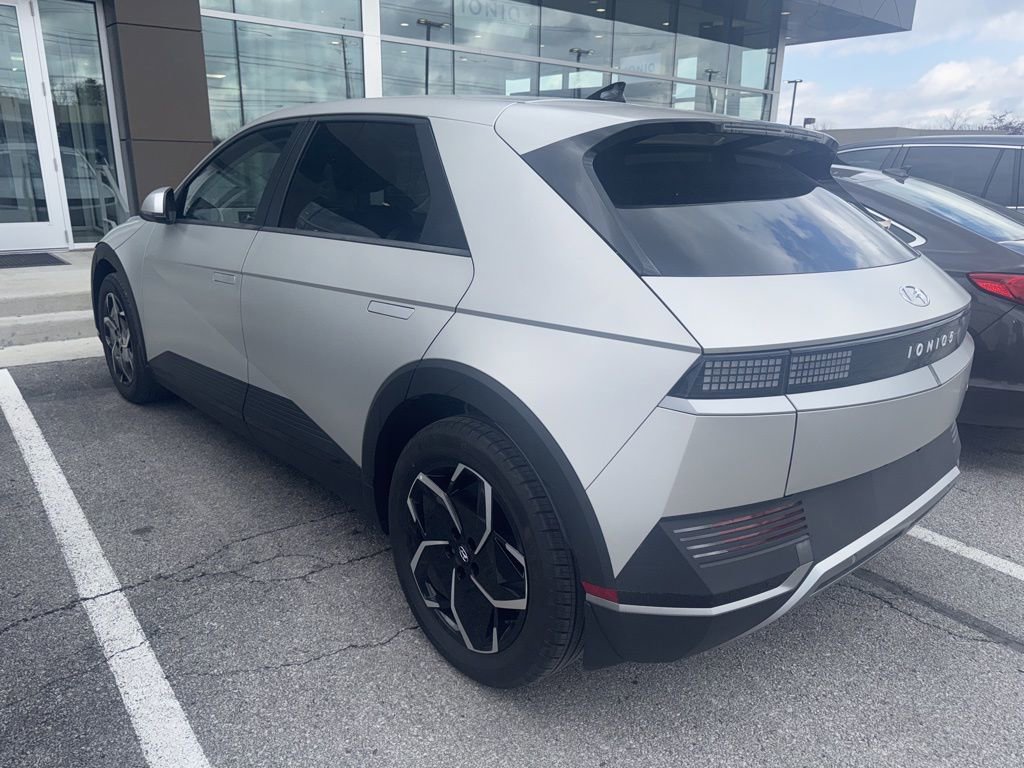 Used 2023 Hyundai Ioniq 5 SEL image 2