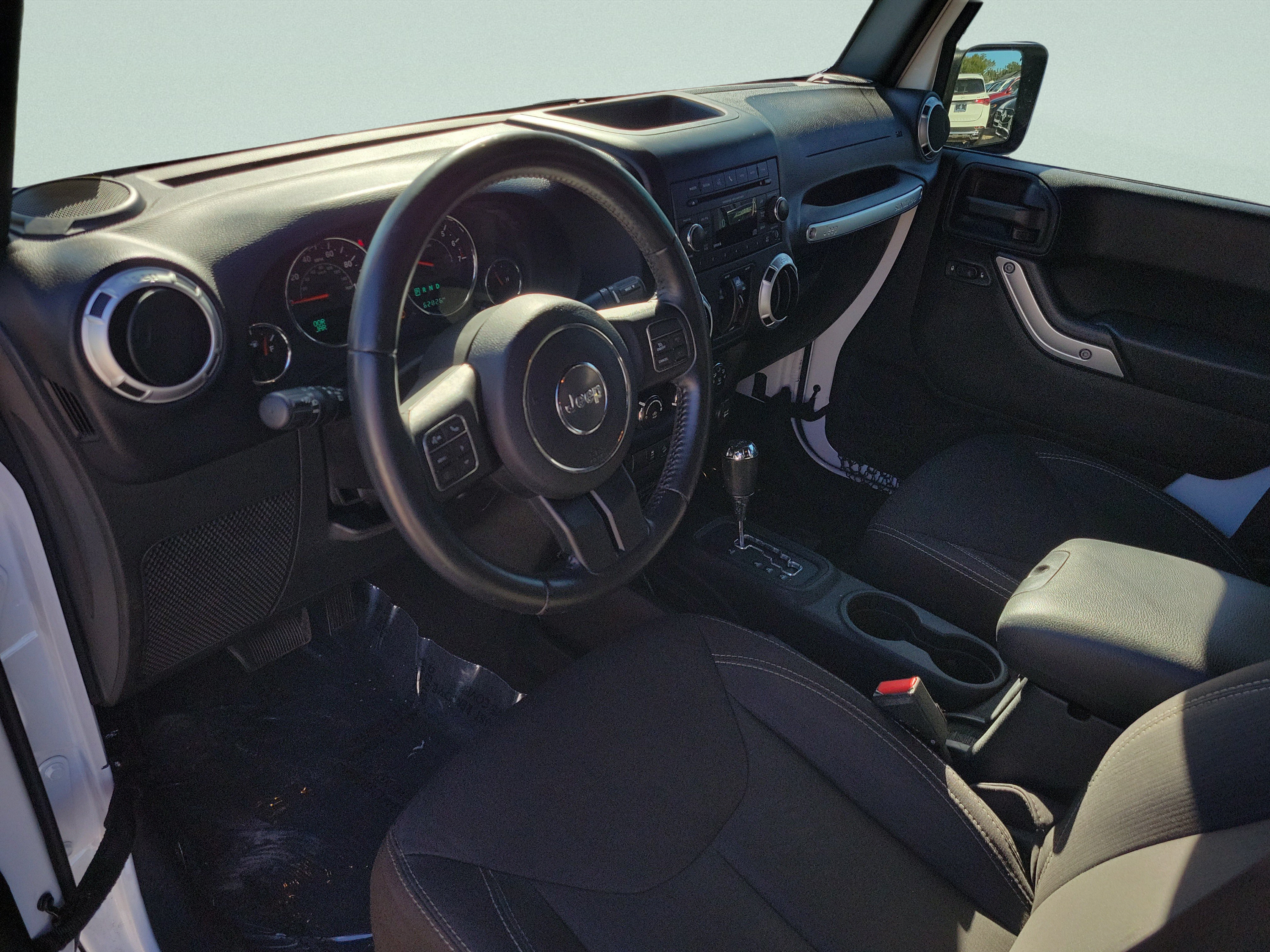 Used 2015 Jeep Wrangler Unlimited Sahara w/ Connectivity Group AWD/4WD image 17