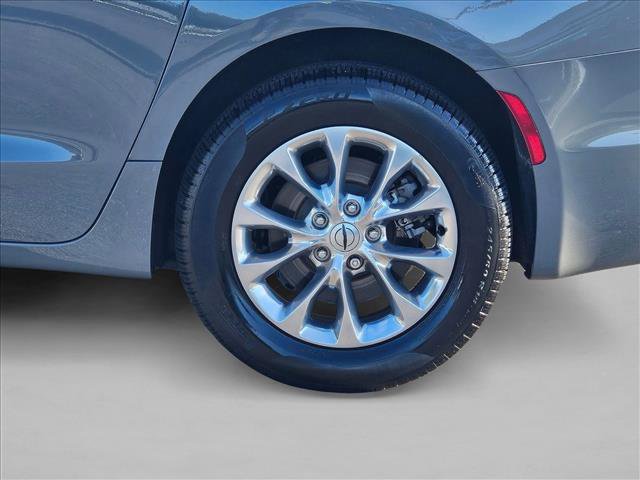 Used 2023 Chrysler Pacifica Touring-L w/ Uconnect Theater Family Group AWD/4WD image 26