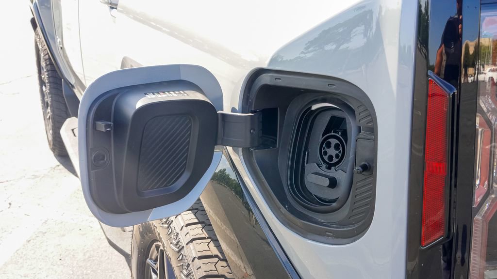 Used 2025 GMC Hummer EV 2X w/ LPO, Cargo Utility Package image 14