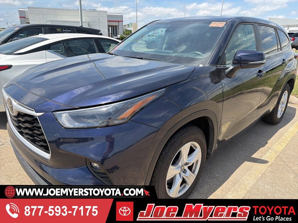 Used 2025 Toyota Highlander LE FWD image 1