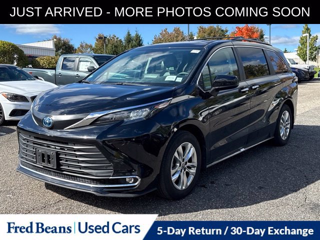 Used 2024 Toyota Sienna XLE w/ XLE Plus Package AWD/4WD image 3