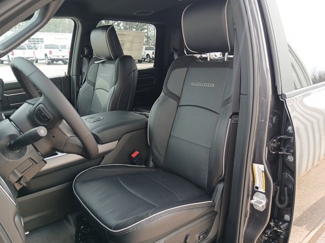 New 2026 RAM 4500 4x4 Crew Cab DRW w/ Laramie Trim Package image 31