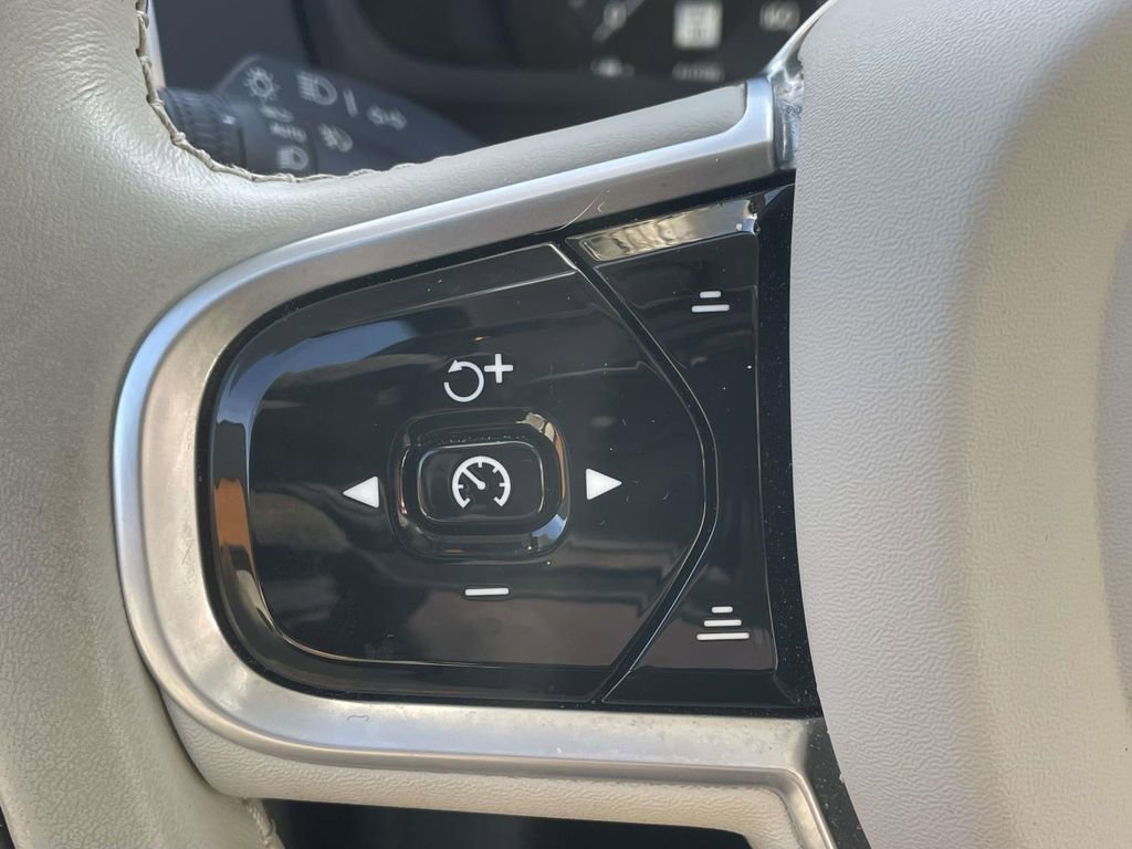Used 2022 Volvo XC90 T6 Momentum w/ Advanced Package image 22