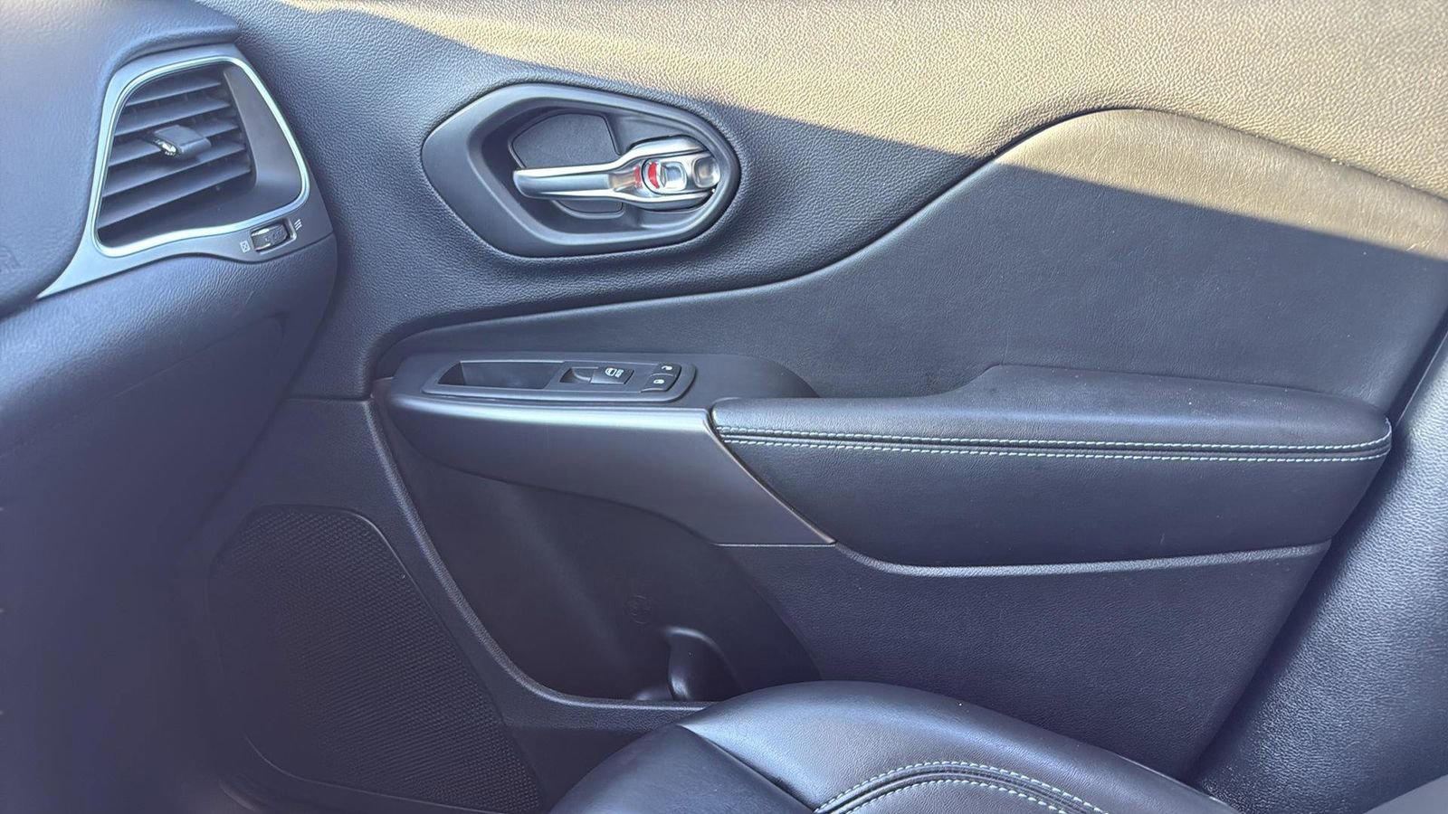 Used 2020 Jeep Cherokee Latitude Plus image 24