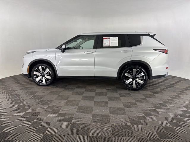 Used 2025 Mitsubishi Outlander SE image 6