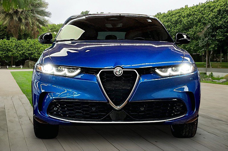 Used 2024 Alfa Romeo Tonale Ti w/ Premium Interior Package AWD/4WD image 2