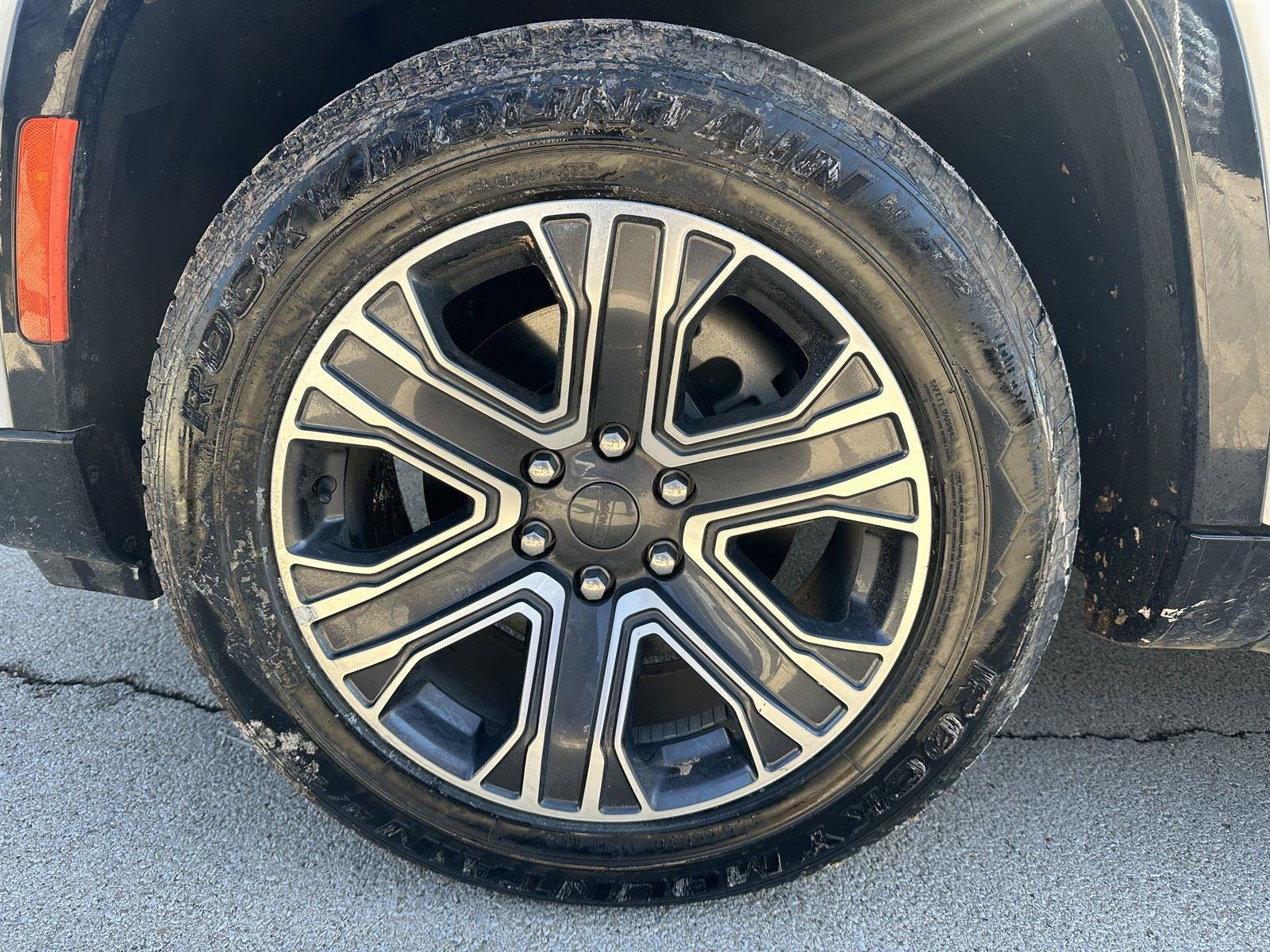 Used 2024 Jeep Wagoneer L Series II image 32