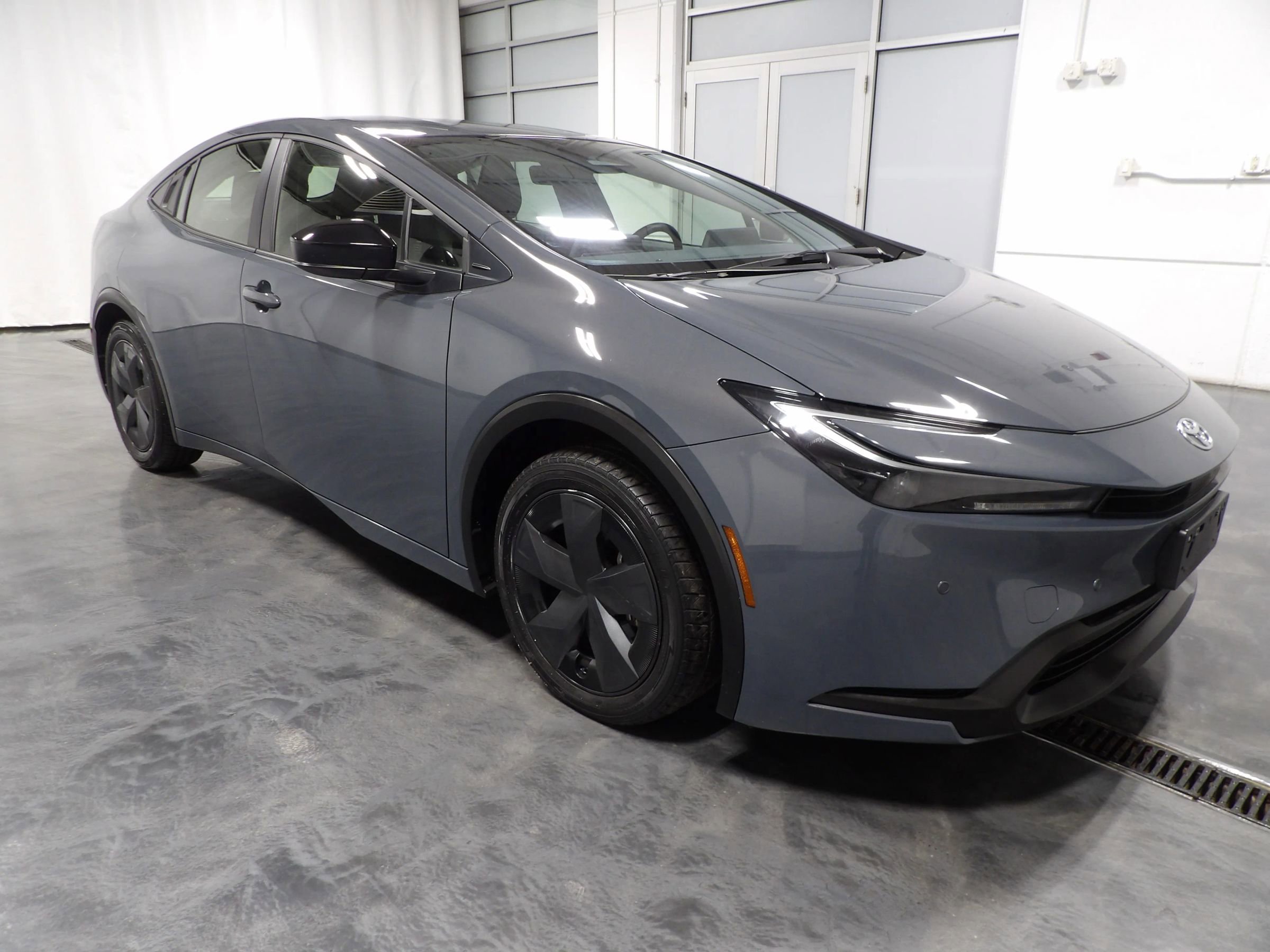 Used 2025 Toyota Prius LE image 2