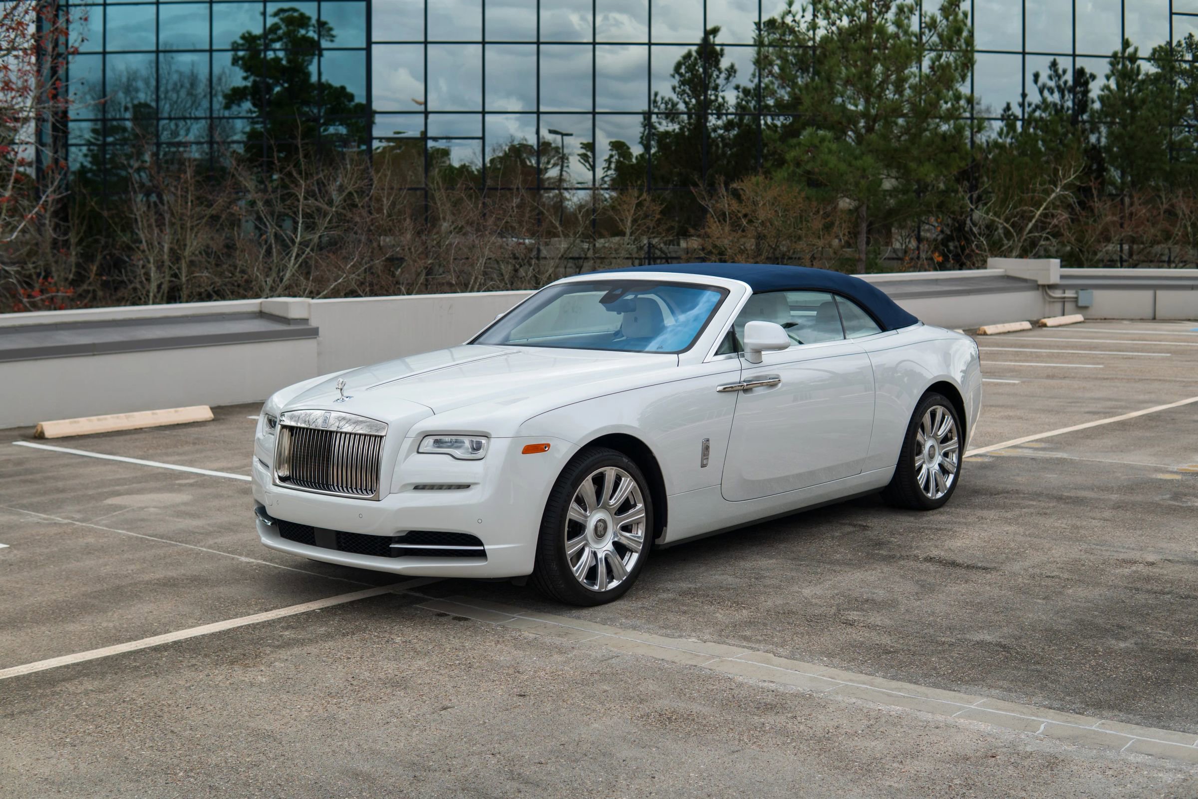 Used 2017 Rolls-Royce Dawn RWD image 5