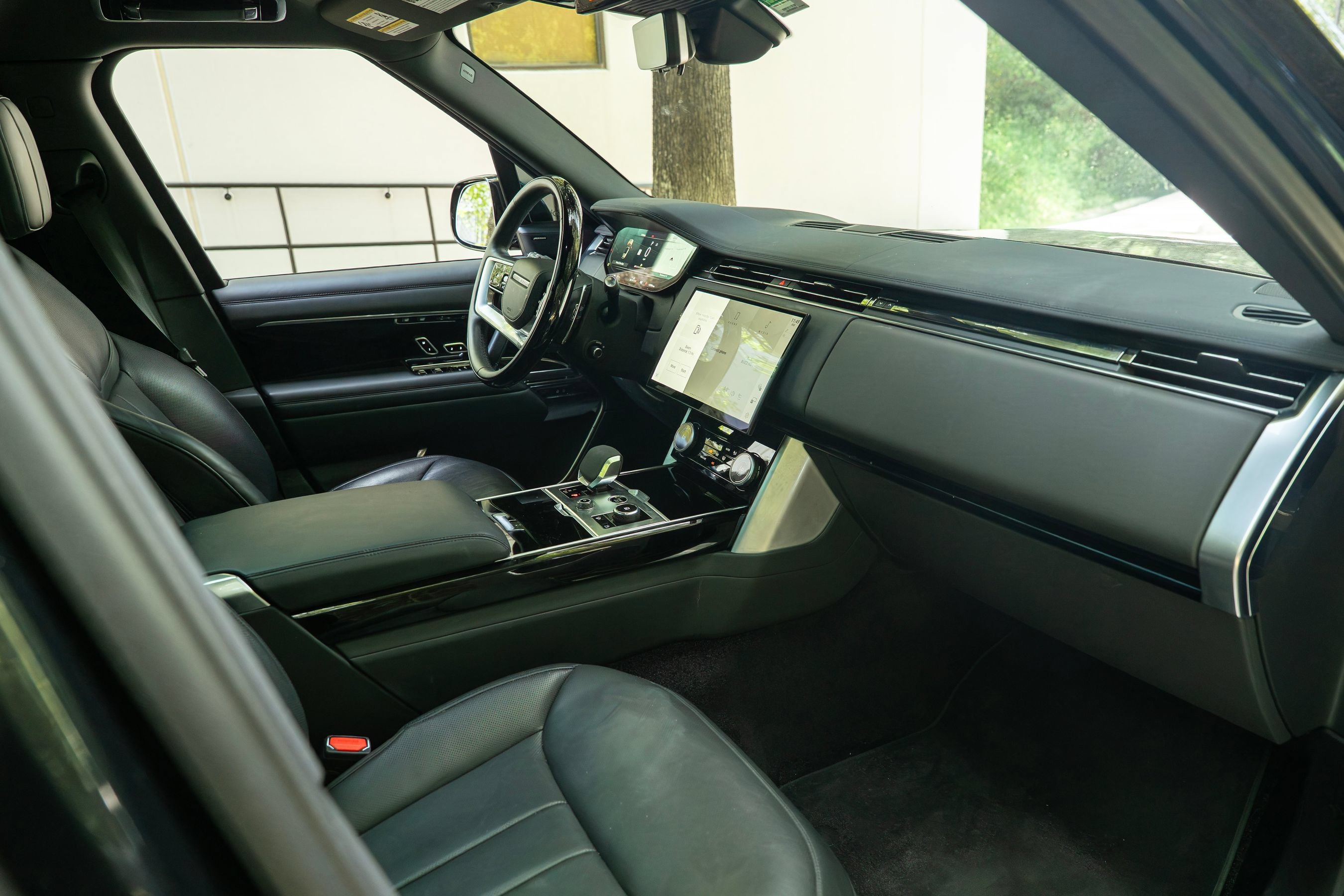 Used 2023 Land Rover Range Rover Long Wheelbase SE AWD/4WD image 2