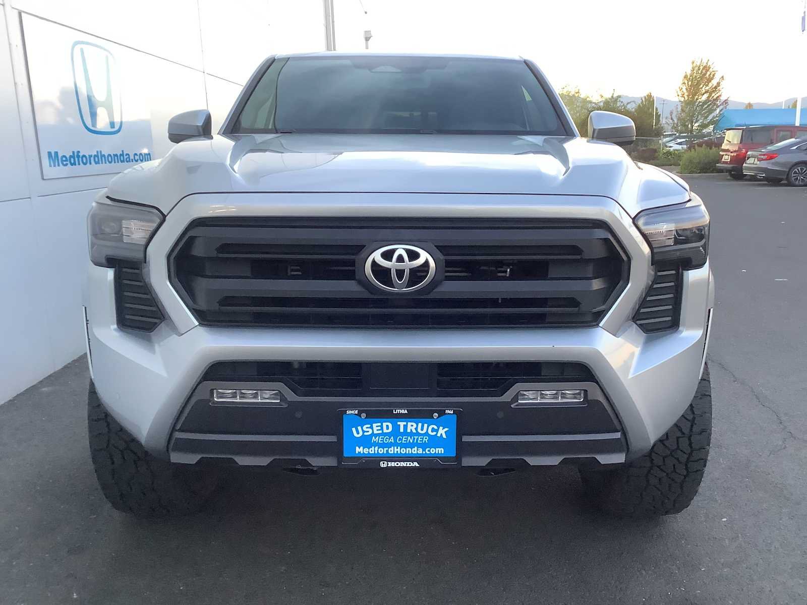 Used 2024 Toyota Tacoma SR5 AWD/4WD image 9