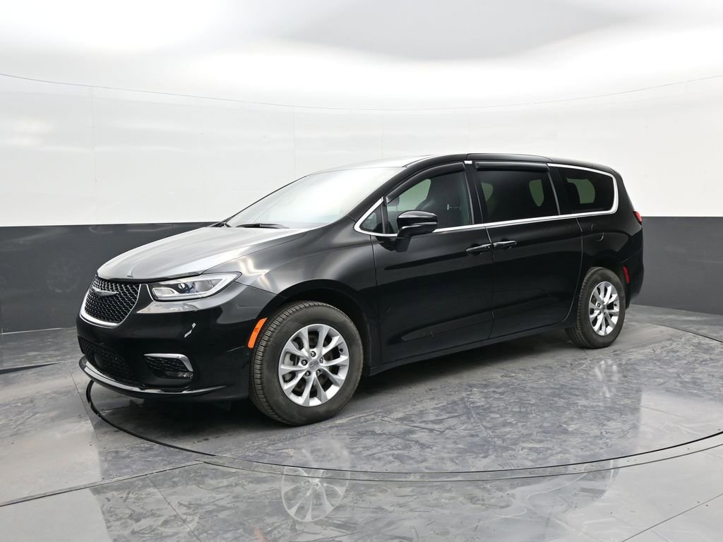 Used 2025 Chrysler Pacifica Select image 4