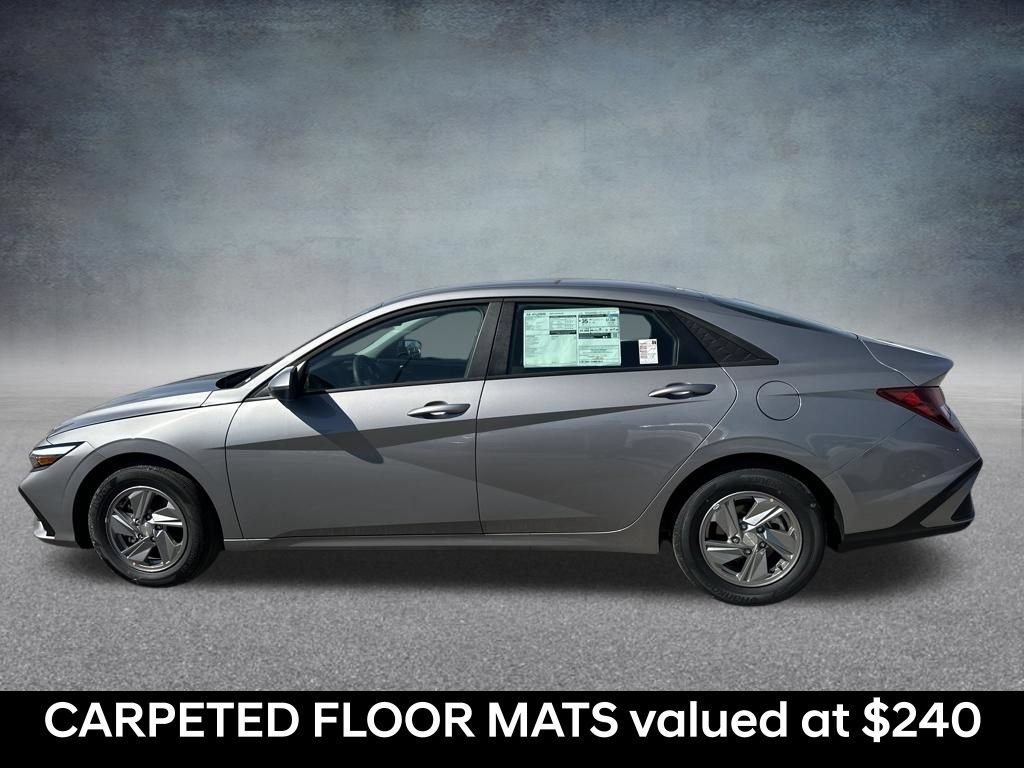 Used 2026 Hyundai Elantra SE FWD image 2