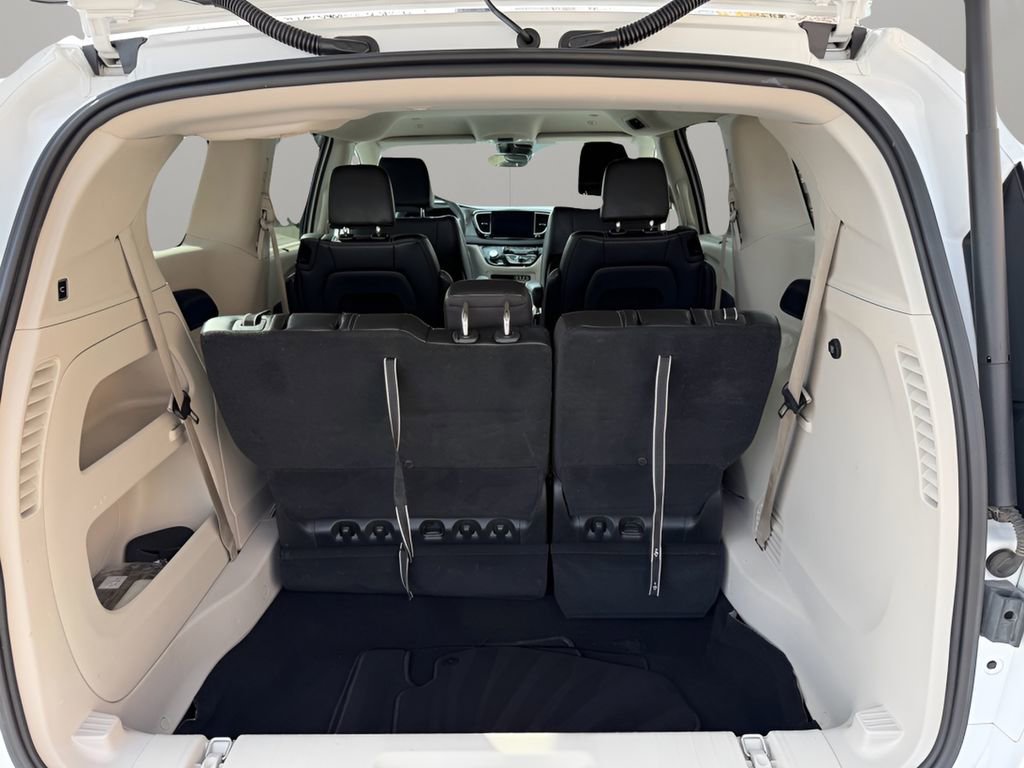 Used 2023 Chrysler Pacifica Touring-L image 16