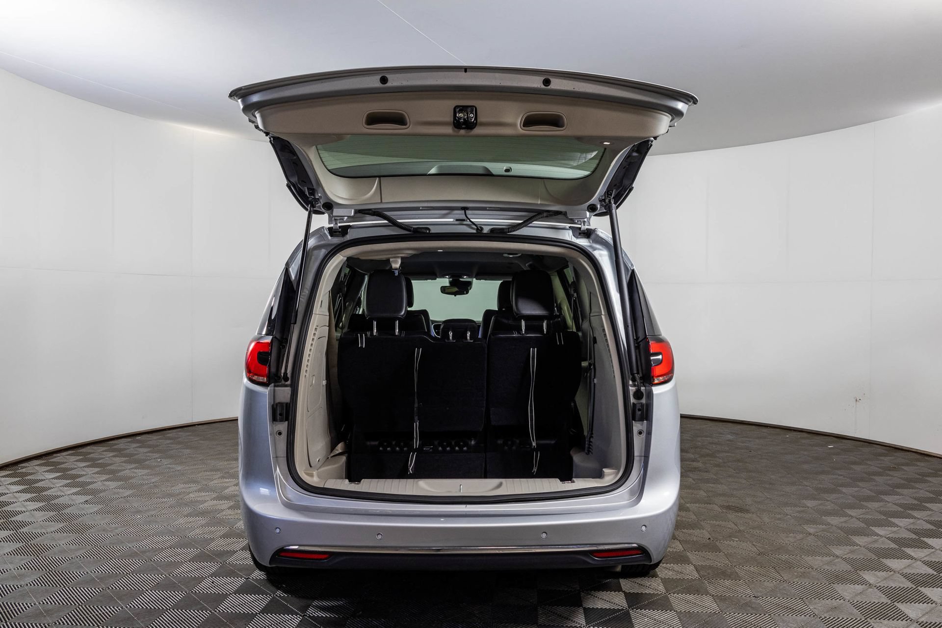 Used 2024 Chrysler Pacifica Limited FWD image 41